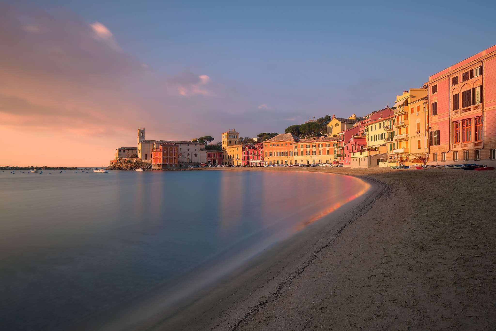 Baia del Silenzio a Sestri Levante al tramonto